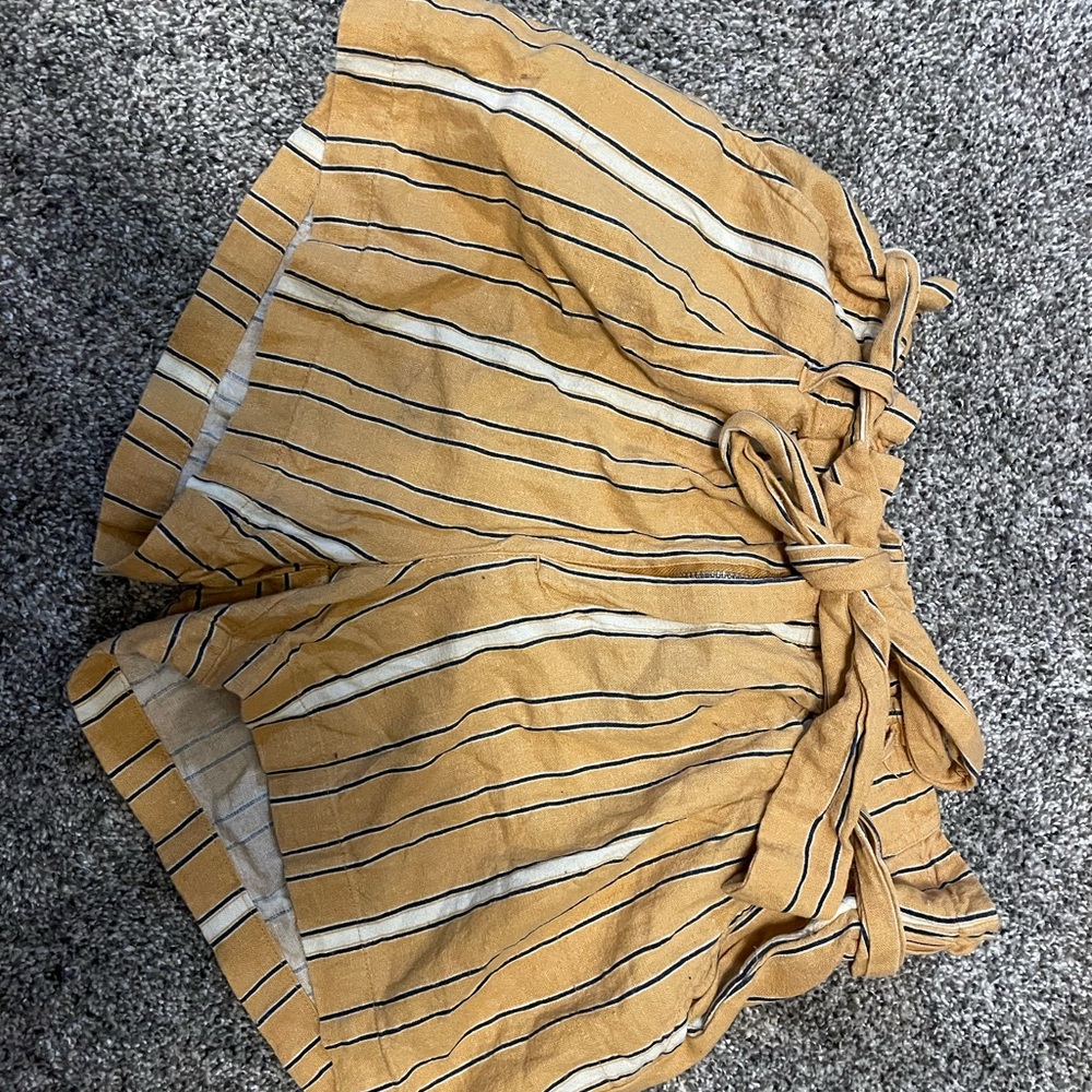 shorts they can be adjusted to the waste by tying. no rips or tearing anywhere.